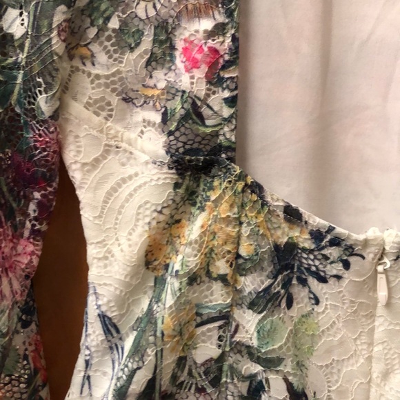 Backless lace dress - Picture 3 of 3